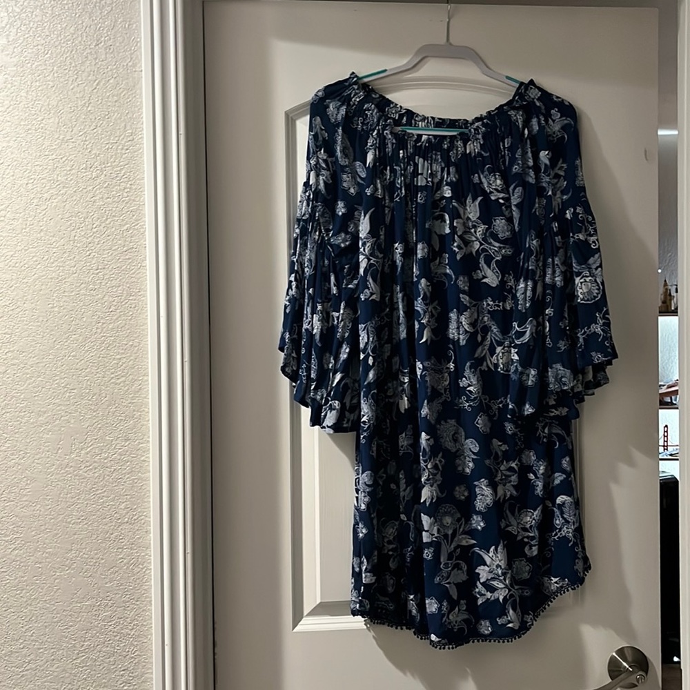 Size: M (in adults) color(s): dark blue and white
